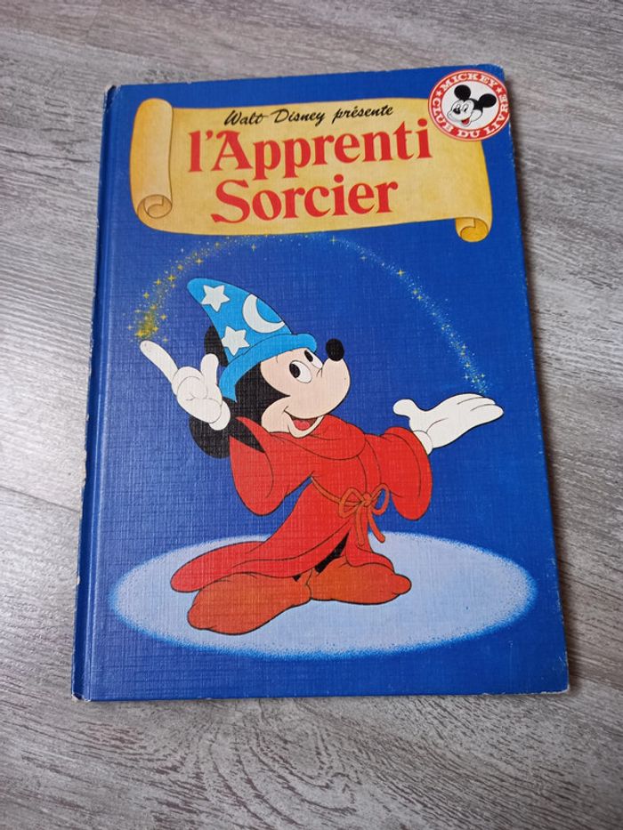 livre l'apprenti sorcier de disney avec mickey