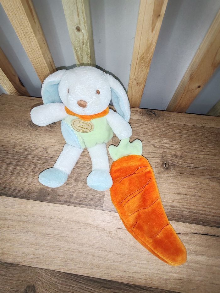 Lapin avec carotte doudou et compagnie