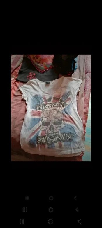 Tee-shirt motif tête de mort sur drapeau