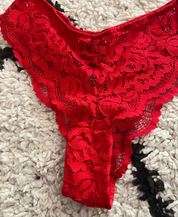 Tanga rouge grosse dentelle xs - photo numéro 1
