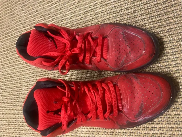 Air Jordan rouge montantes pour pièces ou réparateurs