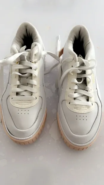 Puma authentique compensée taille 38 avec 2 défaut