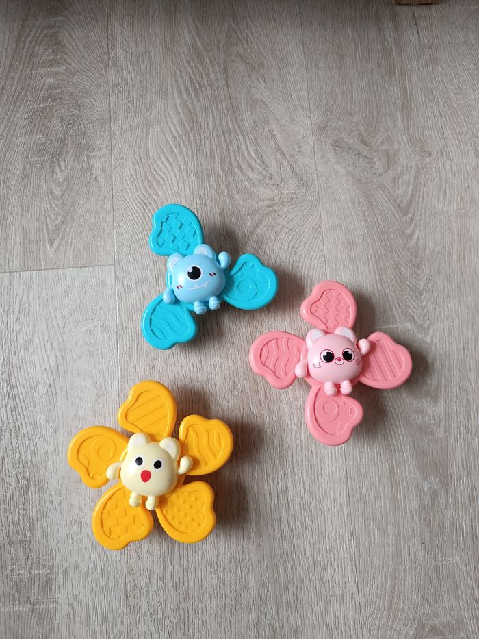 💛🩷🩵 3 Spinners colorés pour bébé .  Toupies avec ventouse se fixe sur la chaise haute ou la baignoire - photo numéro 6