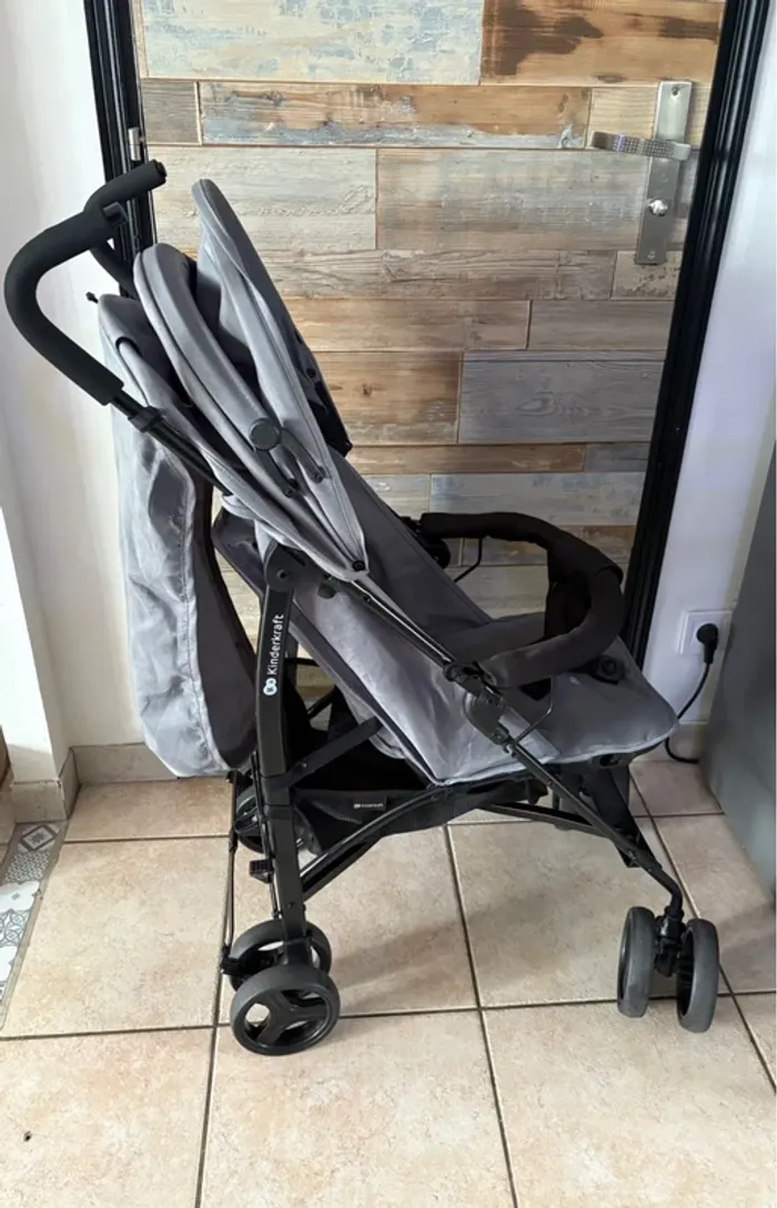 A vendre poussette à tige "kinderkraft"