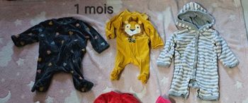 Lot de 3 Pyjamas 1 mois. 1 avec un lion, un rayé et 1 avec des coeurs