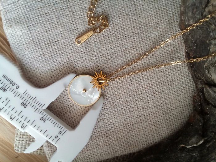 Collier médaillon nacré avec soleil - photo numéro 3