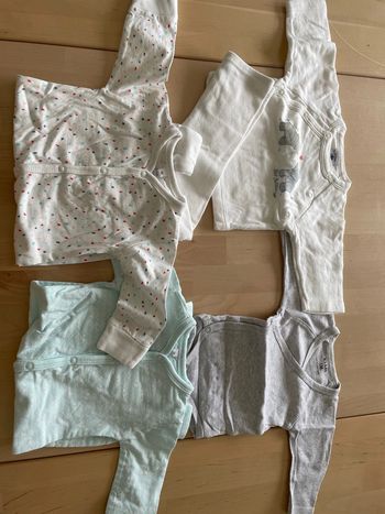 Lot 1 mois bodie ML + 3 pijamas