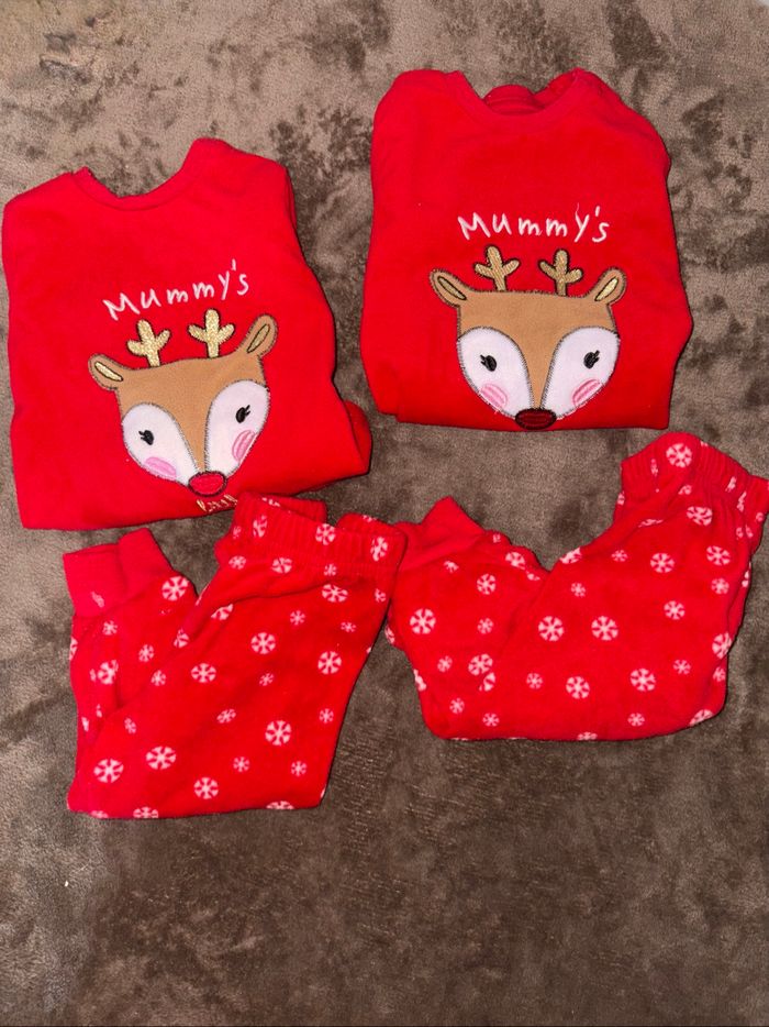 Lot de deux pyjamas de Noël pour jumeaux taille 6/9 mois primark en très bon état
