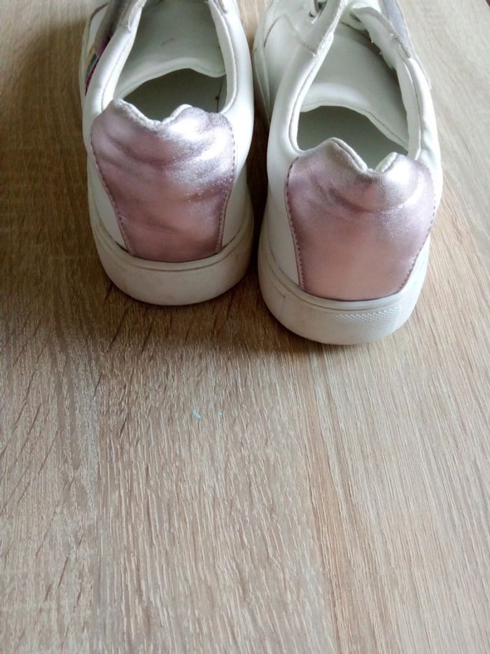 Basket blanche taille 33 à scratch et lacet avec bandes de couleurs sur un côté - photo numéro 4