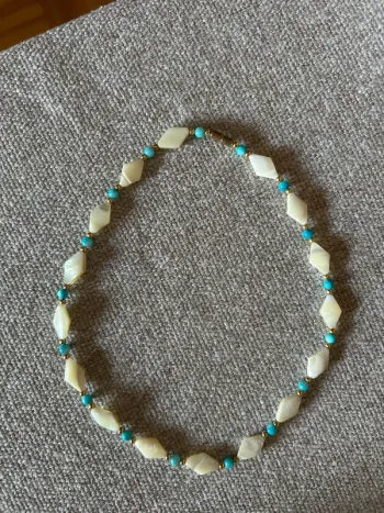 Collier nacre et perles bleues