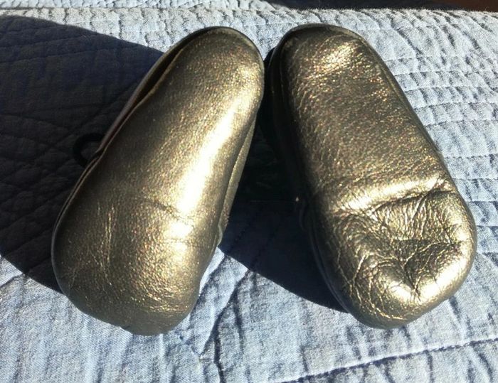 Jolis petits chaussons en cuir - photo numéro 2