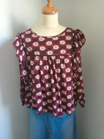 Blouse à fleurs avec volants au niveau des épaules