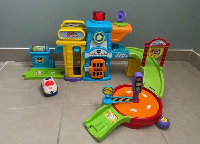 Station poste de police tut tut bolide