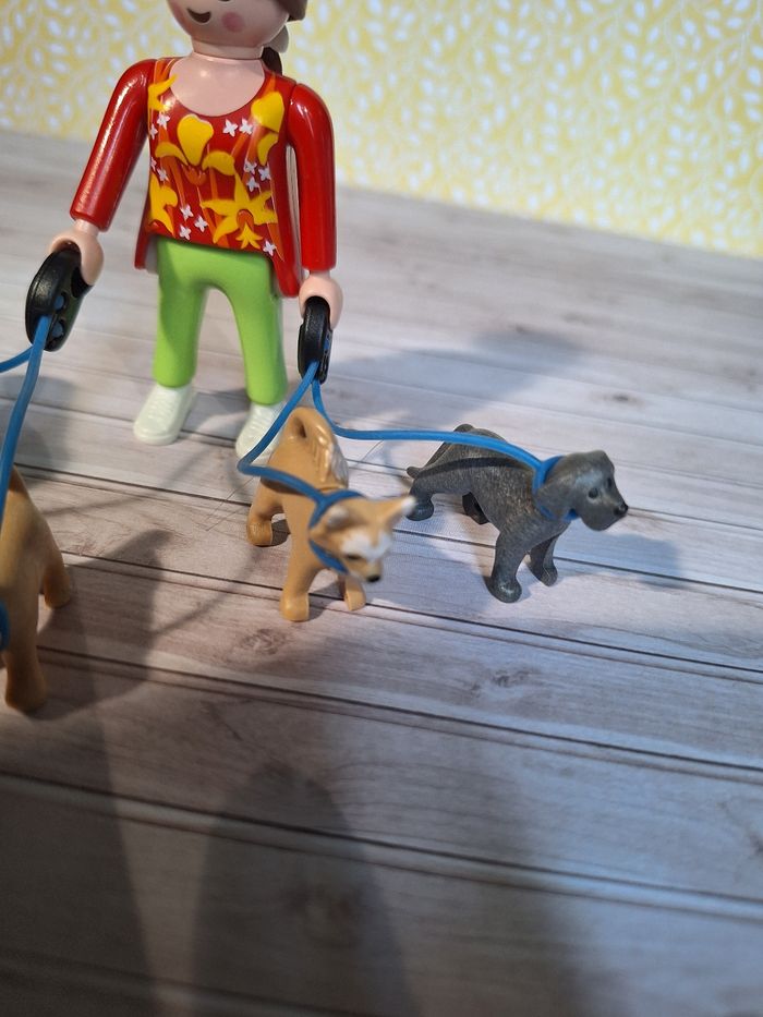 Figurine Playmobil  Promeneuse de chiens - photo numéro 2