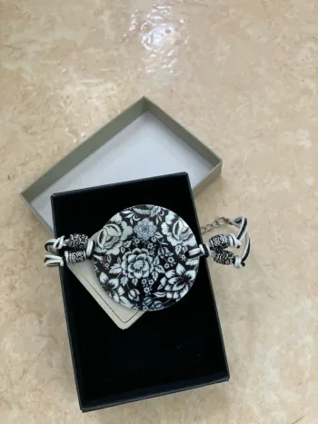 Bracelet réglable noir & blanc – Motif fleuri