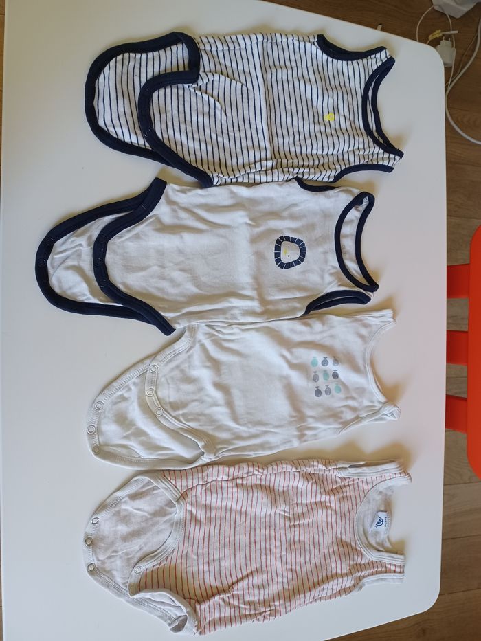 Lot 4 bodies sans manches 6 mois pour l'été