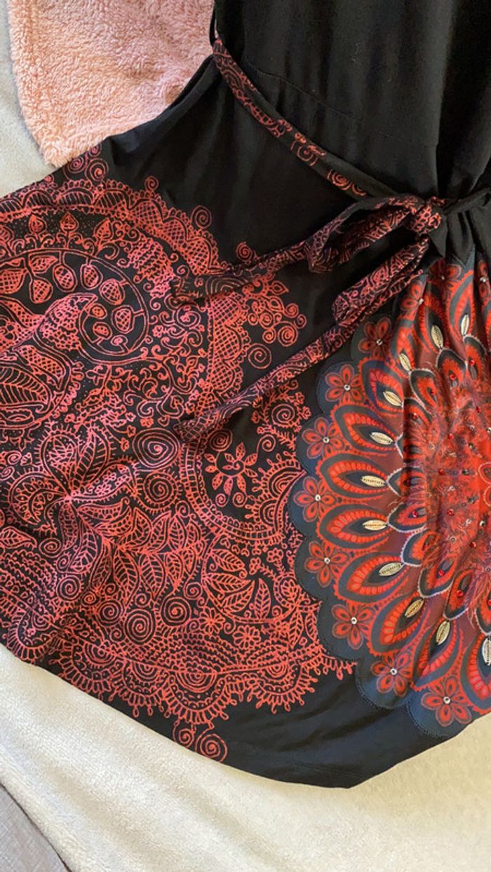 Robe noire avec jolis motifs - photo numéro 7