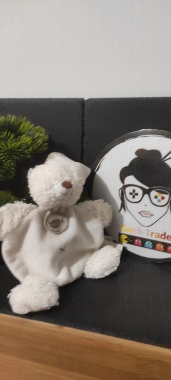 Doudou plat Ours baby nat blanc bonnet croix Les Câlins 20 cm