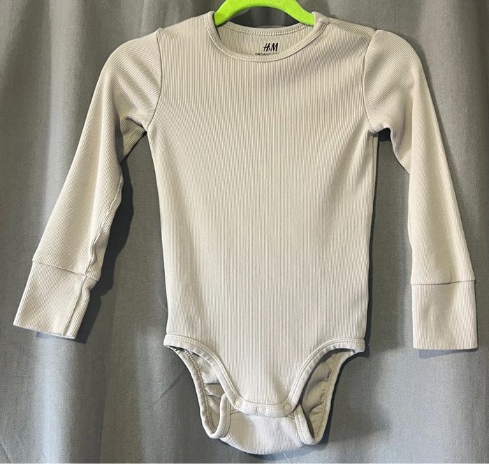 Lot de 4 bodys coton H&M mixte excellent état très peu porté taille 18 mois / 2 ans - photo numéro 3