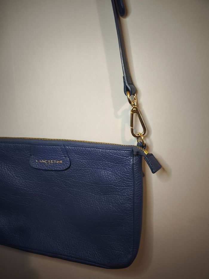Sac Lancaster bleu marine en vrai cuir – extérieur parfait, intérieur légèrement taché 💼✨ - photo numéro 4