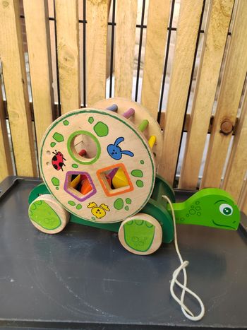 Jeu de forme tortue qui avance et fait tourner le jeu en bois