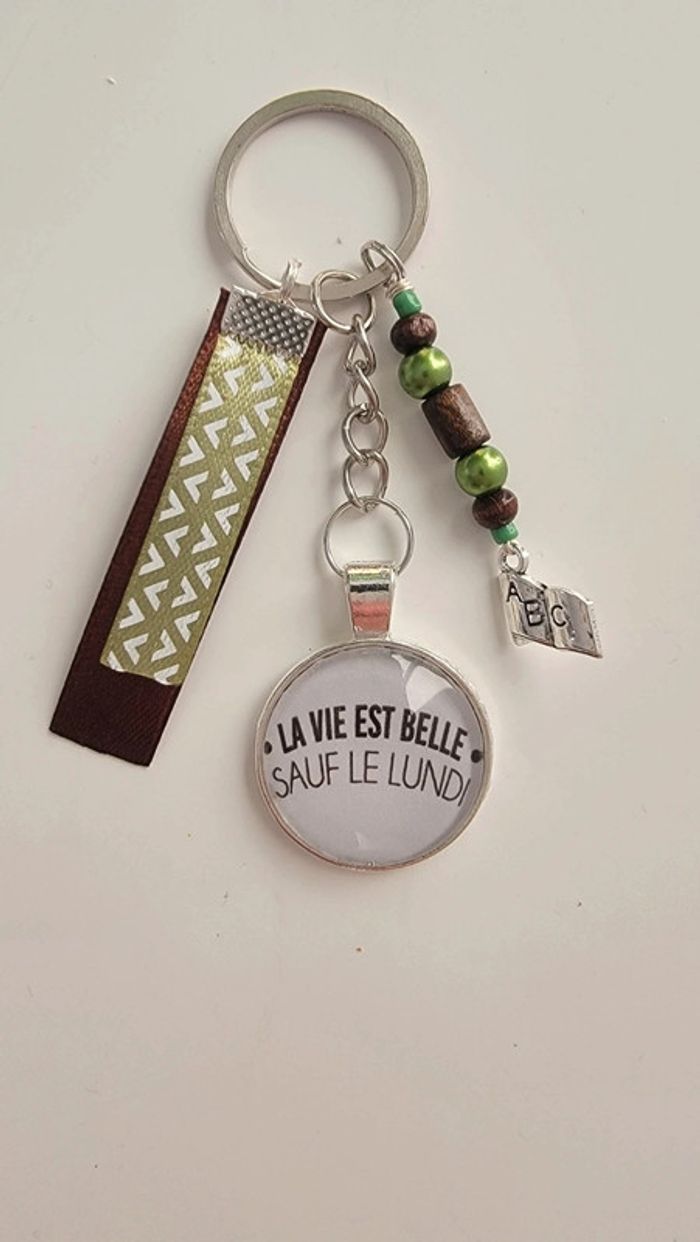 Cadeau humour, porte clé message bijoux de sac " la vie est belle sauf le lundi"
