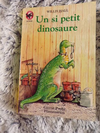 Livre Castor  poche Un si petit dinosaure Willis Hall
