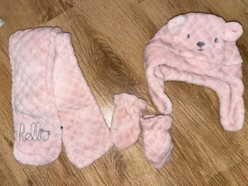 Bonnet, moufles, écharpe