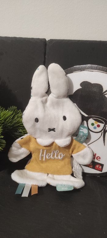 doudou lapin miffy nijntje plat hello jaune blanc t-shirt bleu bruissant Tiamo
