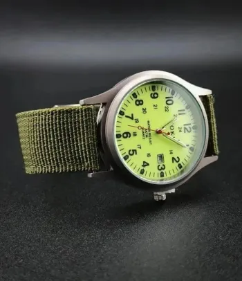 Montre verte intégrale scratch, phosphorescente