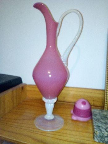 jolie vase sur pied rose