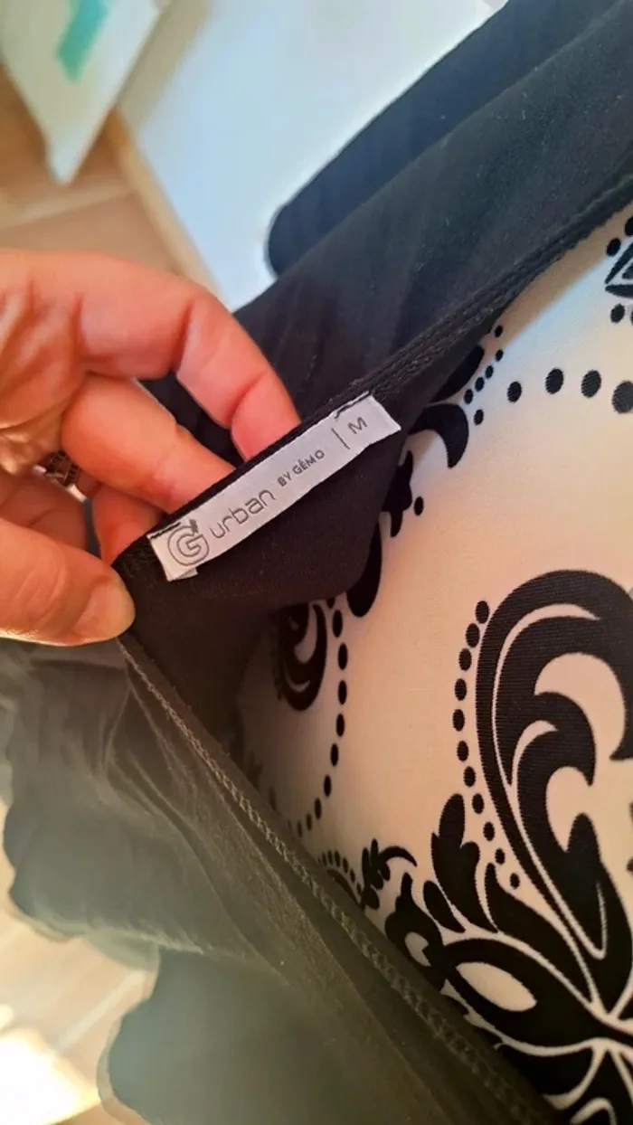 Superbe robe noir sexy avec son décolleté plongeant devant et dans le dos - photo numéro 5