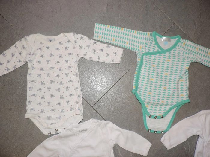 lot de 4 bodys taille 3 mois - photo numéro 2