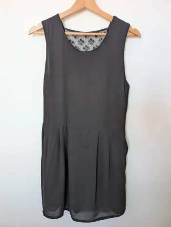 Robe courte sans manches