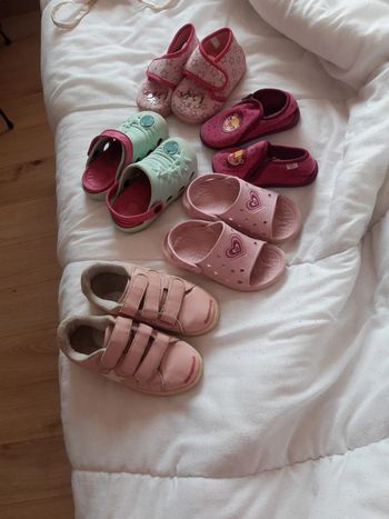Baskets  , crocs  chaussons 24/26