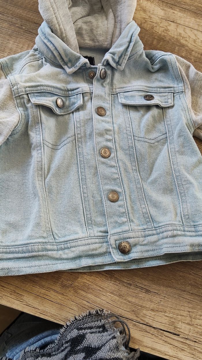 Veste en jean avec capuche 24 mois - photo numéro 2