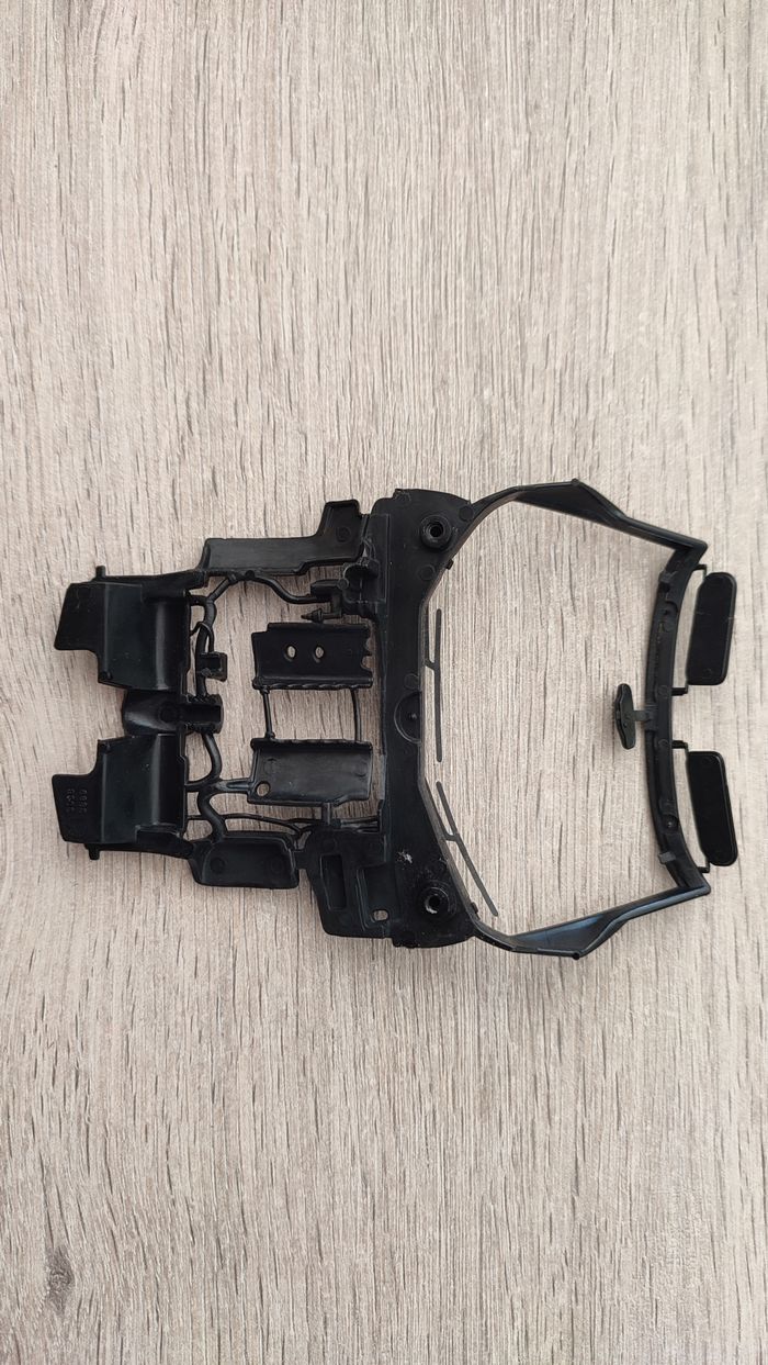 Support pare-brise pièce détachée miniature Bburago Burago Chevrolet Corvette C5 1997 coupé 1/18 1/1 - photo numéro 2