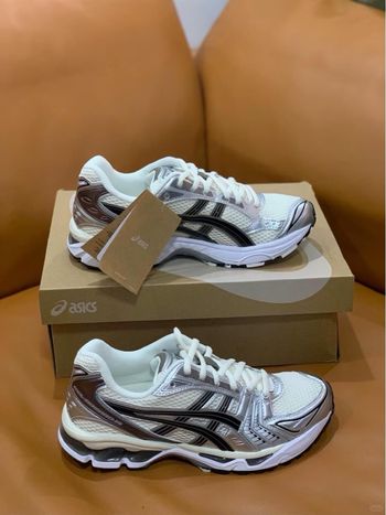 Asics Gris– Taille 41.5– Jamais portées, état neuf 