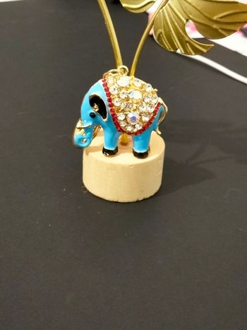 Porte clé bijou de sac éléphant bleu avec pierres et strass neuf