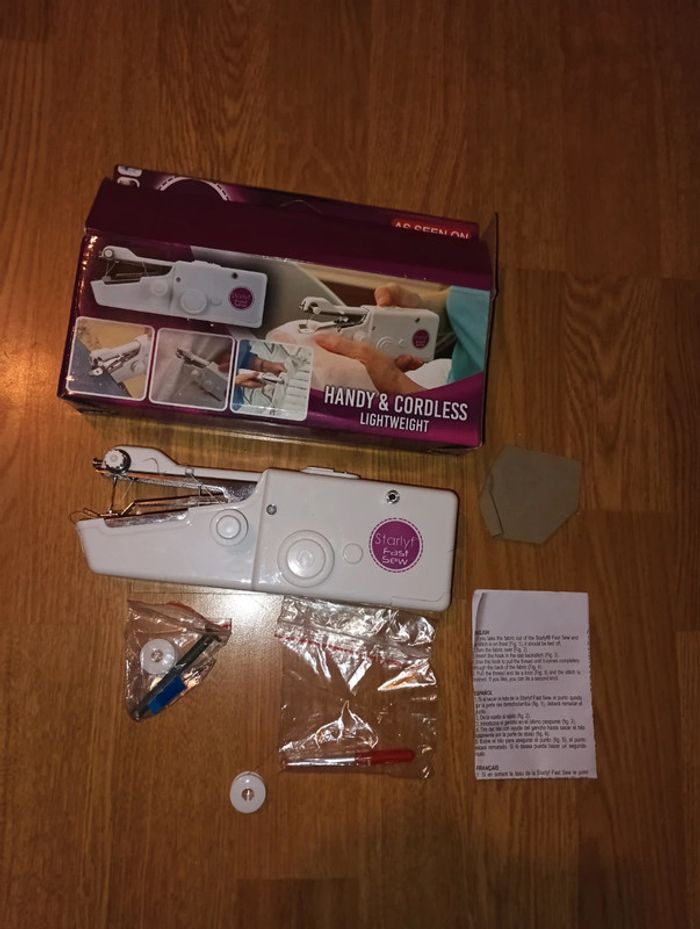 Petite machine à coudre marque starly