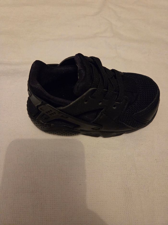 Vends baskets bebe nike noires taille 21 quasi neuves jamais portees - photo numéro 2