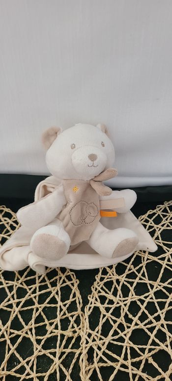 Doudou ours beige blanc mouchoir Cajou SUCRE D'ORGE