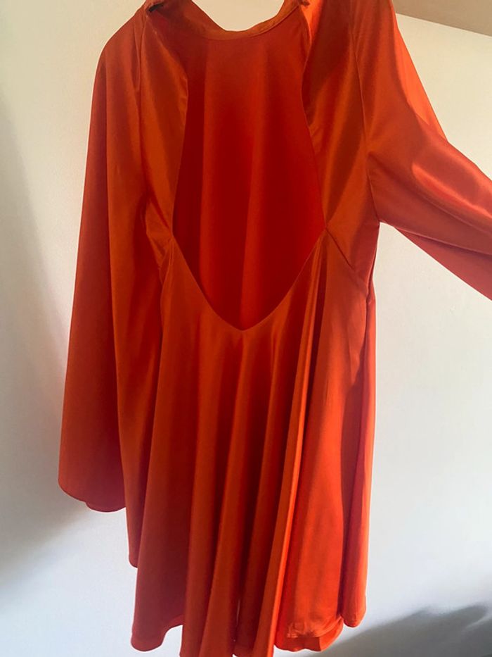 Robe dos nu - photo numéro 3