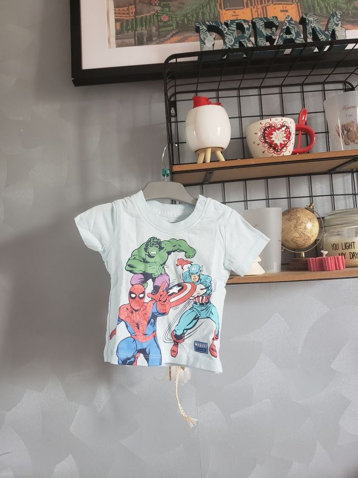 Teeshirt 🎀 Marvel at Primark 0-3 mois 2€ - photo numéro 2