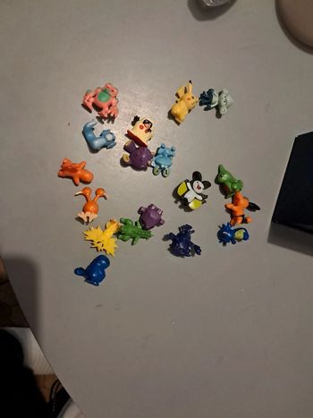 Lot de petites figurines pokemon