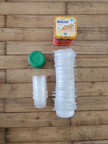 Lot de petits pots plastique et en verre bébé avec couvercles