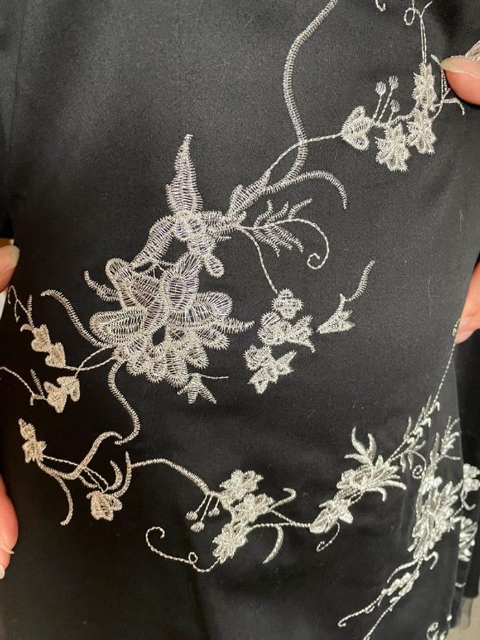 Robe noire tulle et broderie - photo numéro 3