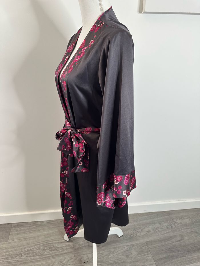 Peignoir kimono satiné à fleurs gris eg rose fuchsia T1 36/38 S/M - photo numéro 5