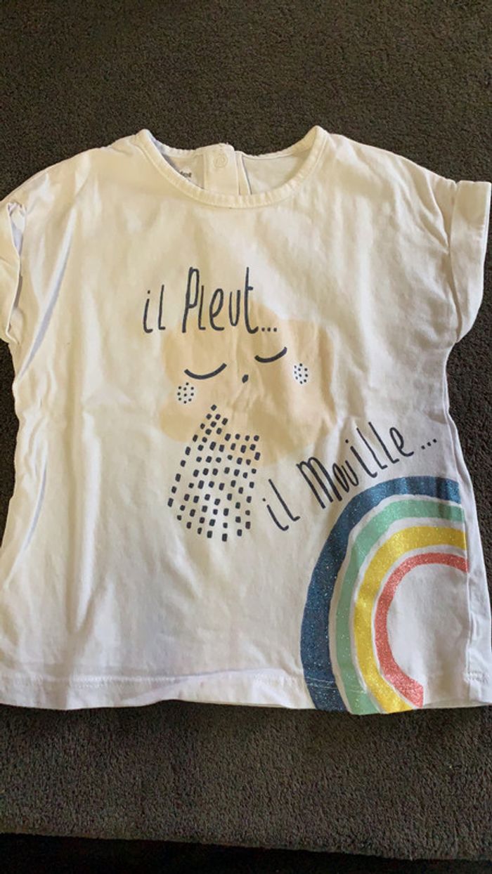 T-shirt blanc avec arc-en-ciel