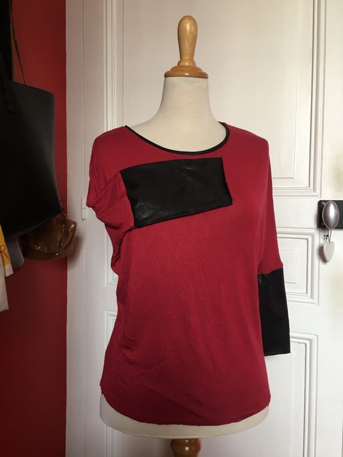 Tee shirt rouge manche noir